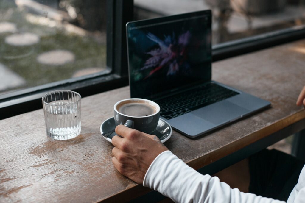 Aby zalać laptopa, nie potrzeba wiele – wystarczy odrobina kawy lub nawet zwykłej wody